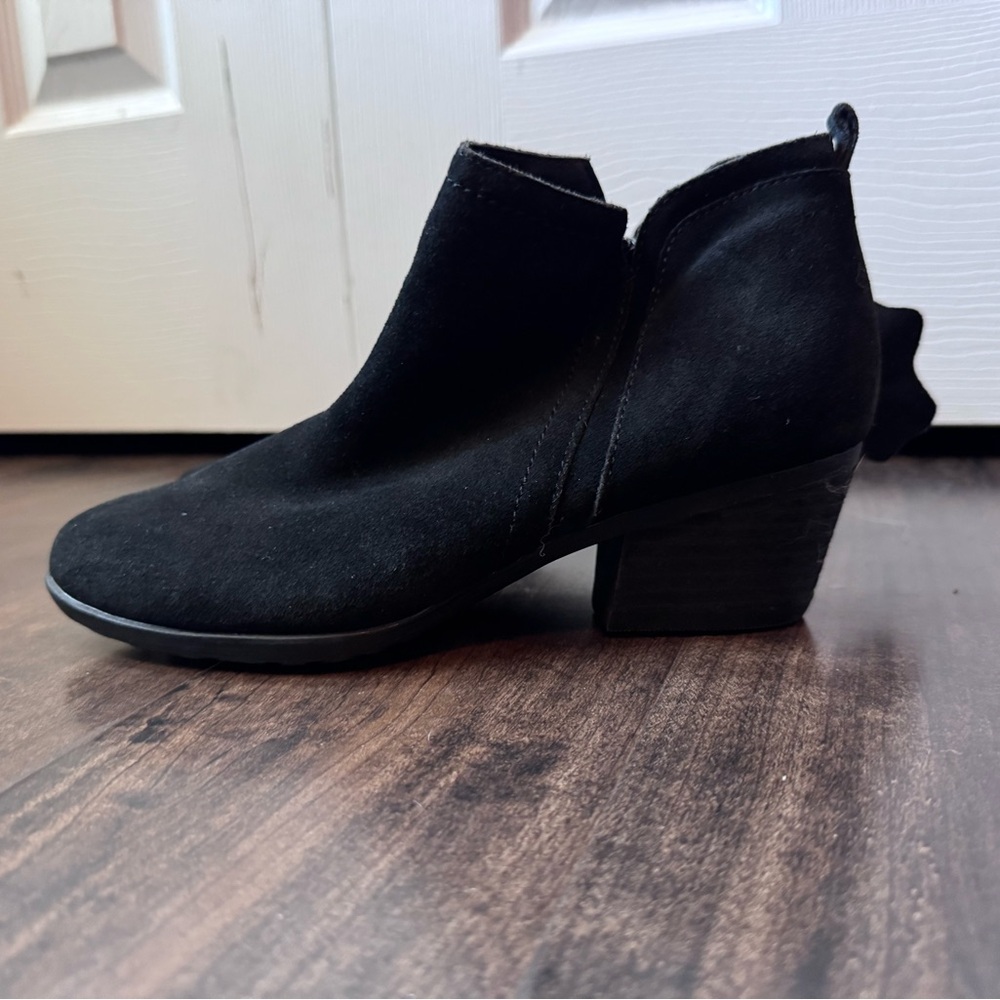 Sleek Black Ankle Leather Booties